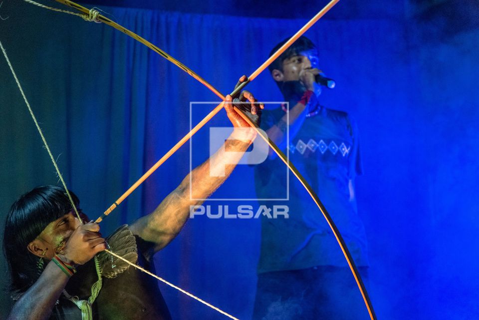 Show dos indígenas Kandu Puri e Bare durante o evento Abril Indígena 2026 no CESAC Centro Etnoconhecimento S