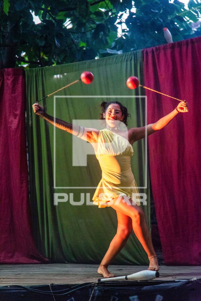 Apresentação do circo indígena da Trupe Caiure durante o evento Abril Indígena 2026 no CESAC Centro Etnoco