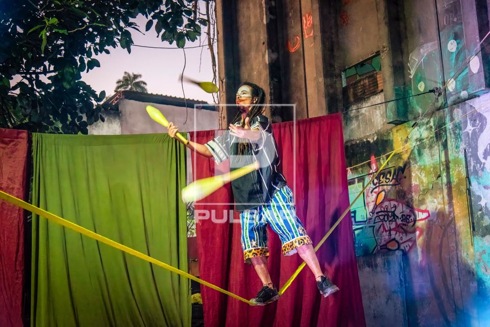 Apresentação de malabarista do circo indígena da Trupe Caiure durante o evento Abril Indígena 2026 no CESA