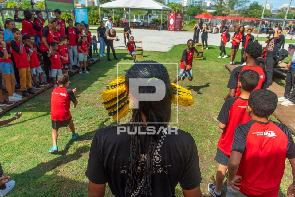 Corrida indígena de revezamento de maracá durante o evento Abril Indígena 2026 no Museu do Pontal com indí