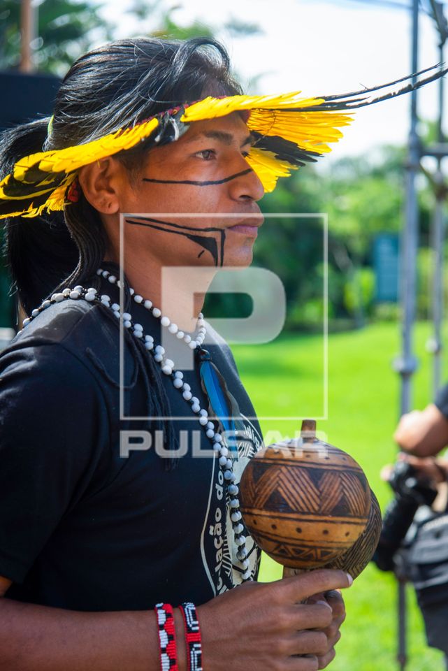 Indígena Guarani Mbya responsável por atividades com crianças no evento Abril Indígena 2026 no Museu do Po