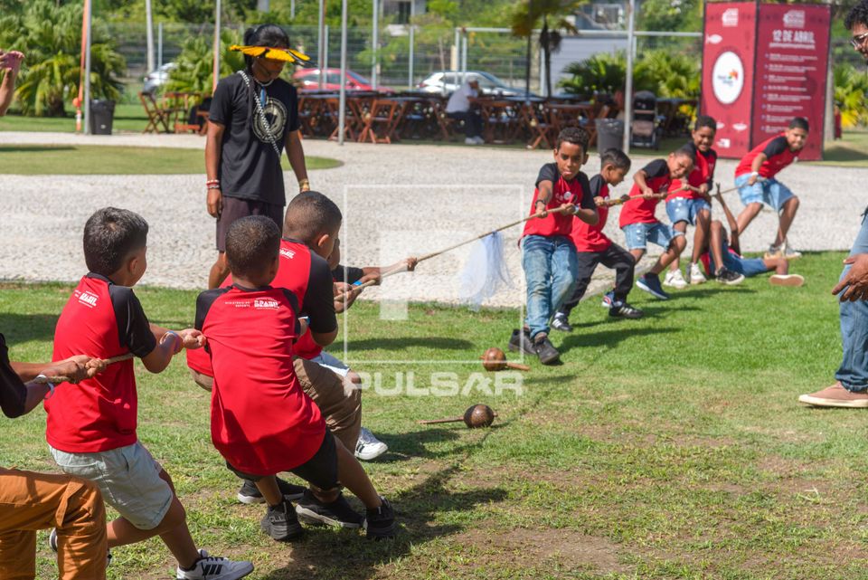 Meninos brincando de cabo de guerra durante o evento Abril Indígena 2026 no Museu do Pontal com indígenas da