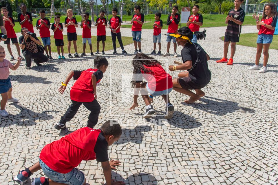 Dança do Xondaro ou do Guerreiro durante o evento Abril Indígena 2026 no Museu do Pontal com indígenas da A