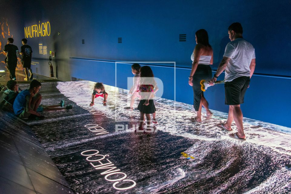 Crianças brincam na praia virtual da exposição Oceano – O Mundo é um Arquipélago no Museu do Amanhã 