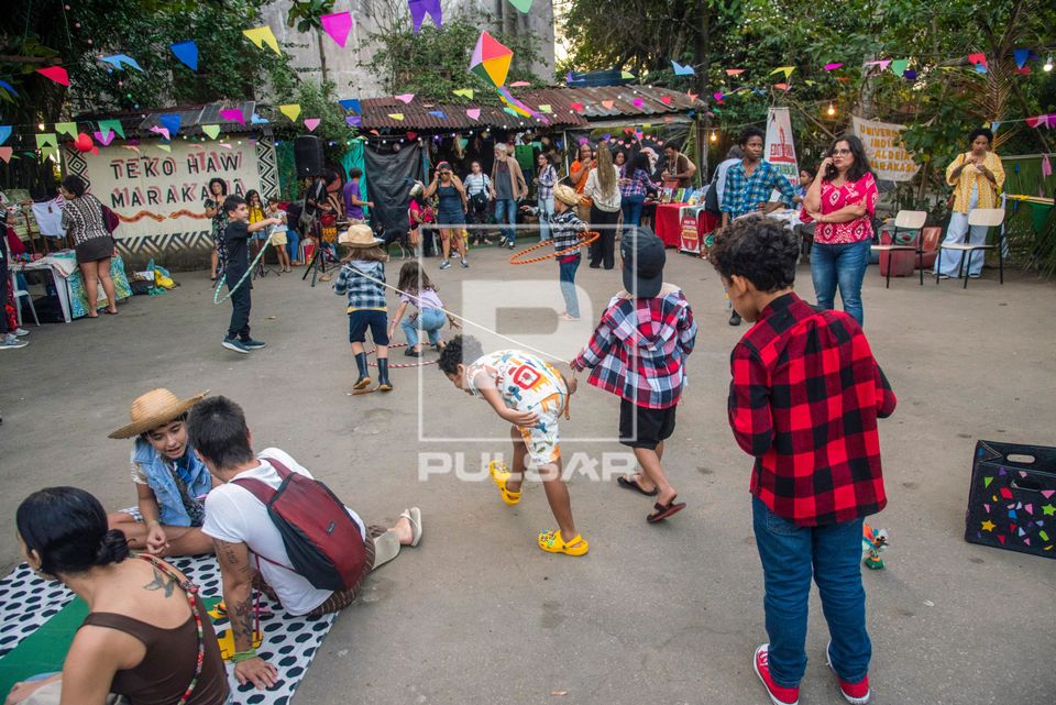 Crianças brincando durante festa junina na aldeia urbana multiétnica Maracanã ou Marakanã