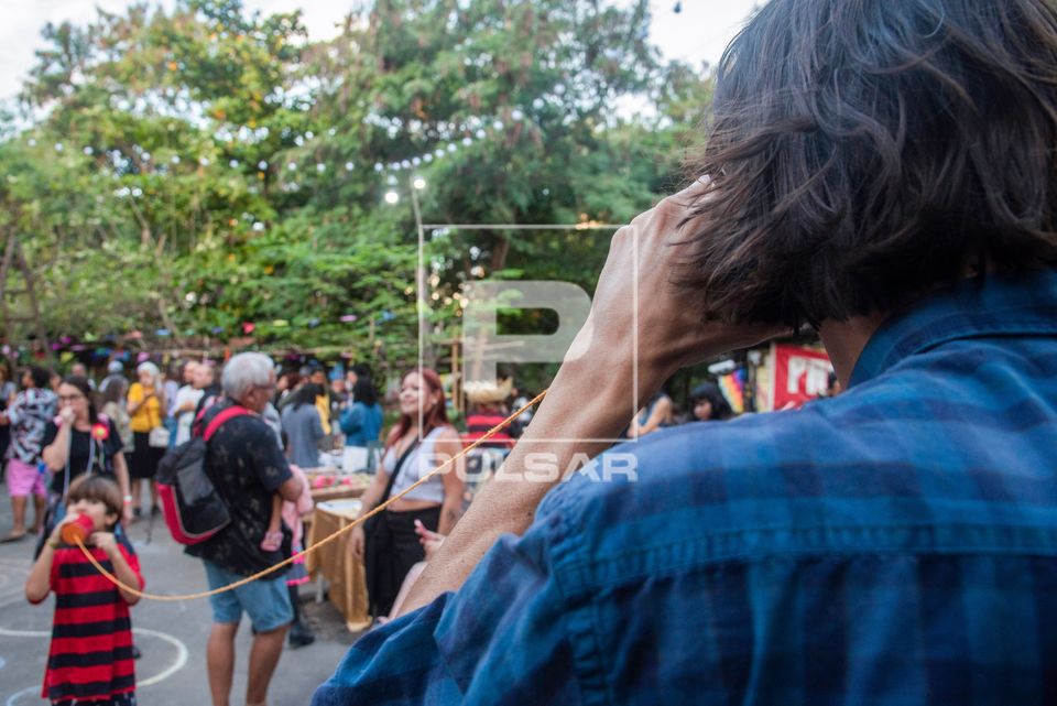 Pai e filho falando em telefone sem fio na festa junina na aldeia urbana multiétnica Maracanã ou Marakanã