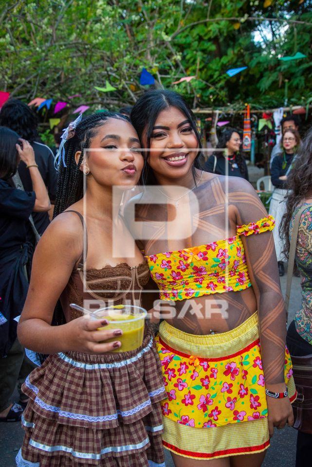 Retrato de indígenas Guajajara com traje típico de festa junina na aldeia urbana multiétnica Maracanã ou M