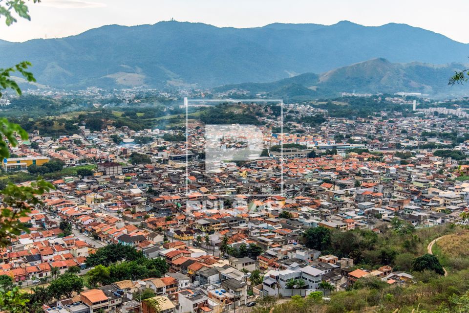 Vista de cima de moradias do bairro Campo Grande e ao fundo Parque Natural Municipal da Serra do Mendanha