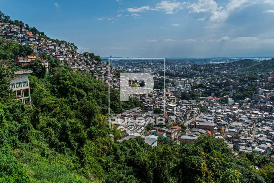 Comunidade do Morro dos Prazeres - bairro Santa Teresa - Baia de Guanabara ao fundo à direita