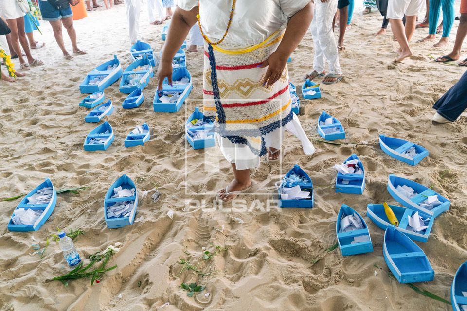 Oferendas na 22ª Festa de Iemanjá promovida pelo Mercadão de Madureira na Praia de Copacabana