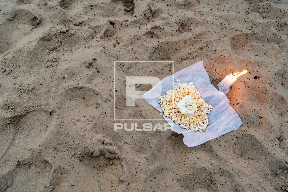 Oferendas na 22ª Festa de Iemanjá promovida pelo Mercadão de Madureira na Praia de Copacabana