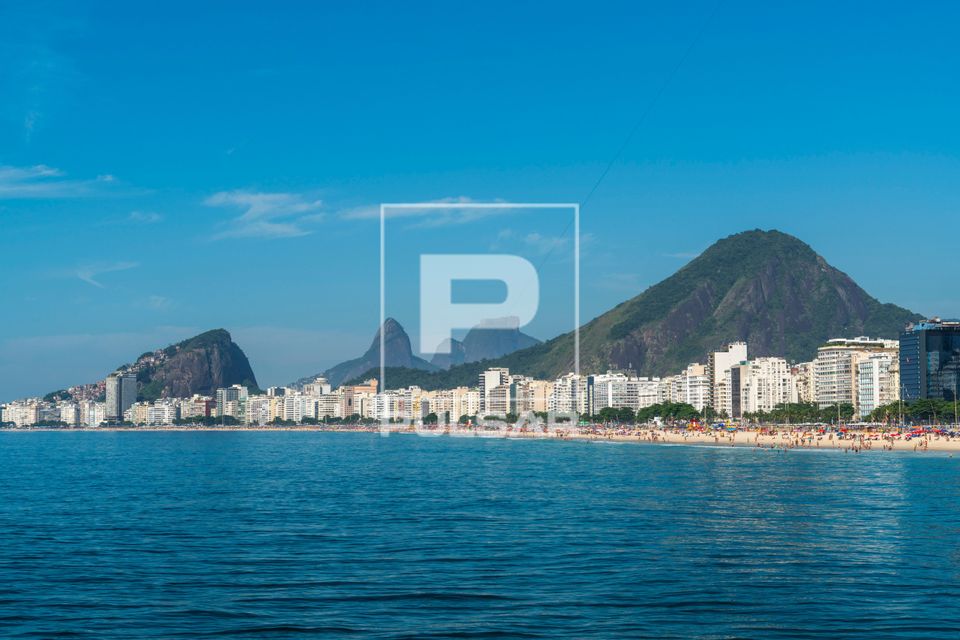 Vista de edifícios na Praia de Copacabana com Morro do Cantagalo - Morro Dois Irmãos e Pedra da Gávea ao fu
