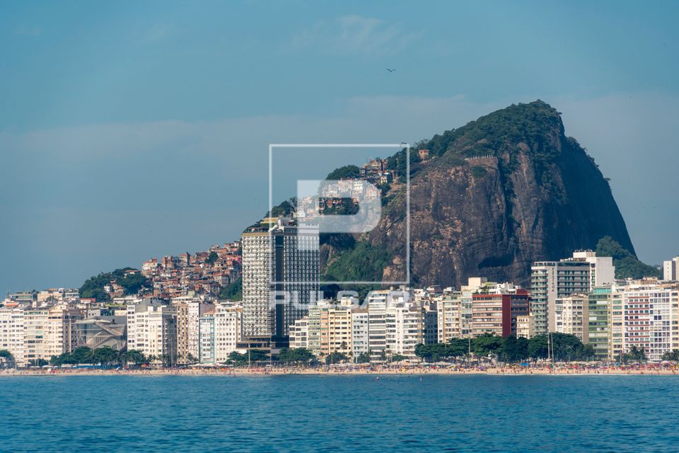 Vista de edifícios na Praia de Copacabana com Morro do Cantagalo ao fundo