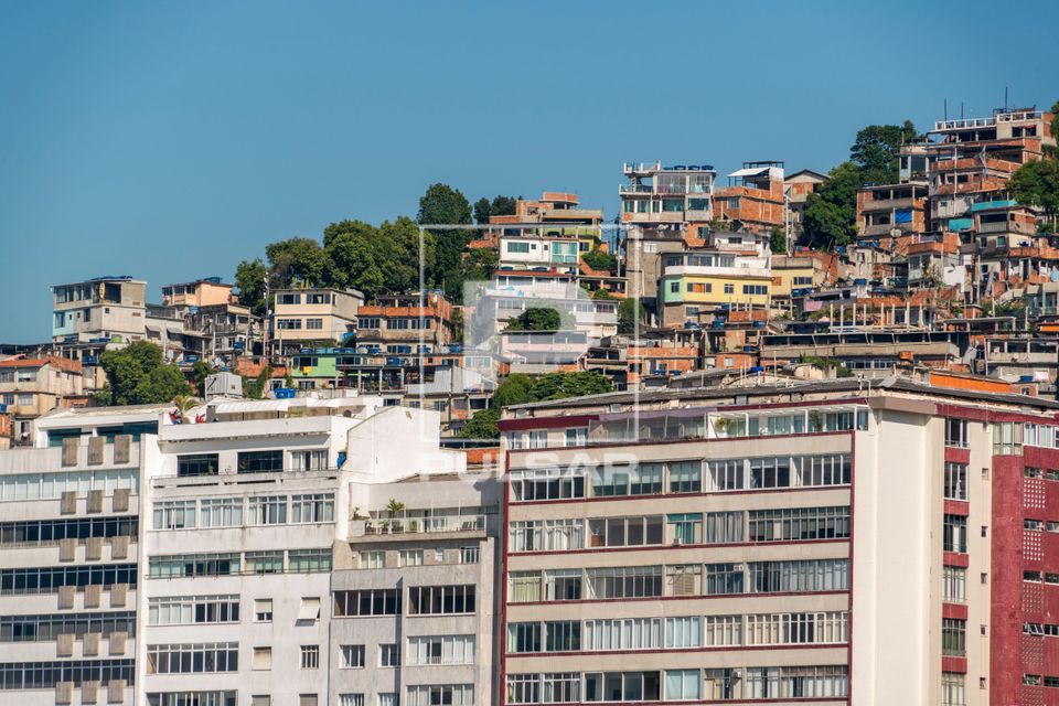 Prédios na orla da Praia do Leme com moradias na encosta do Morro da Babilônia 