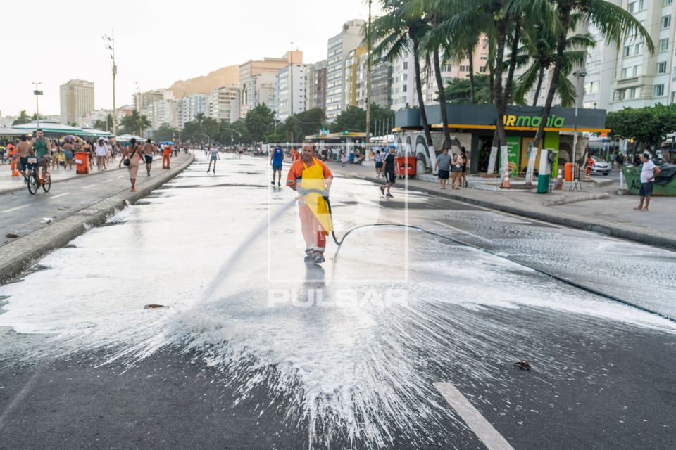 Gari fazendo a limpeza na Avenida Atlântida após a passagem de bloco de carnaval de rua