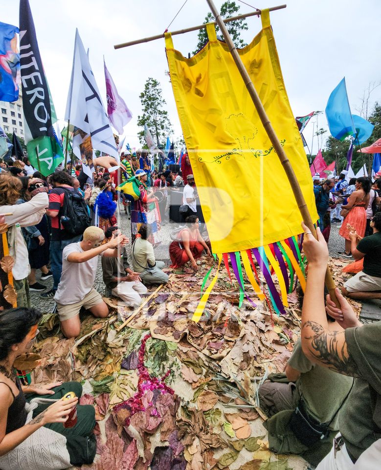 Companhia Brasileira de Mystérios e Novidades - Cortejo artístico Parada 7 - desfile de artistas no dia da I