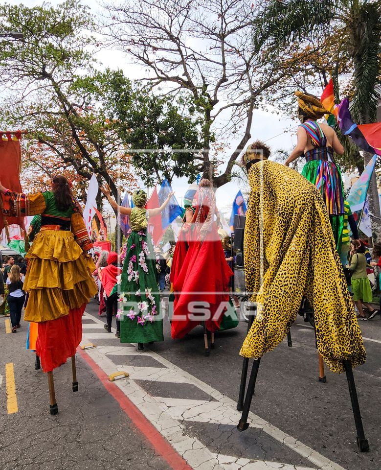 Pernas de pau da Companhia Brasileira de Mystérios e Novidades - Cortejo artístico Parada 7 - desfile de art