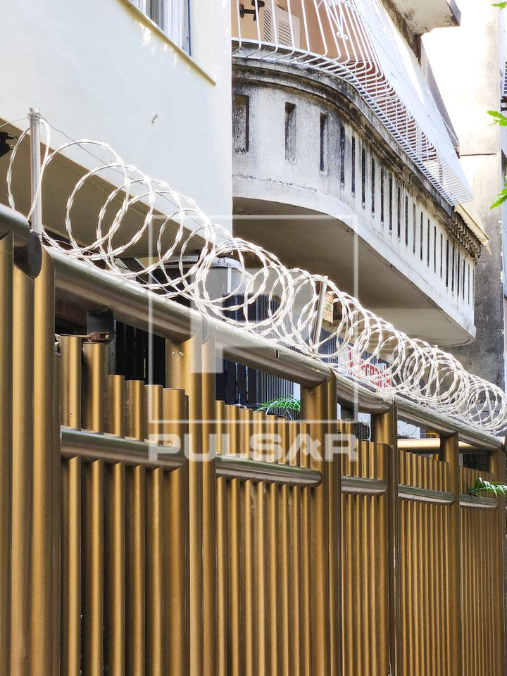 Prédio residencial com grades e concertina aspiral cortante - bairro Copacabana
