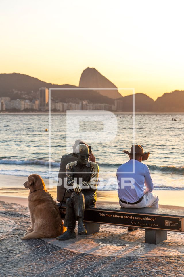 Escultura do poeta Carlos Drummond de Andrade na calçada da praia de Copacabana - obra de Leo Santana
