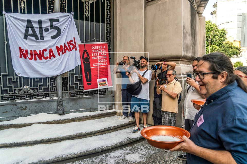Manifestação AI-5 Nunca Mais - performance Muitas Mãos Tornam O Peso Mais Leve / Mutirão da Resistência e