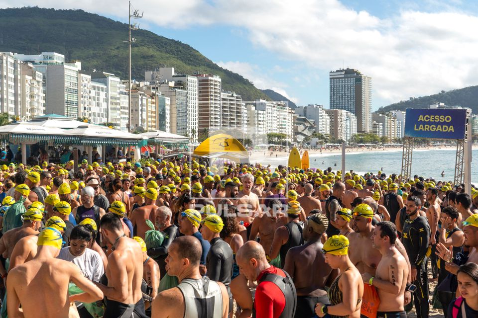 Competição de natação em águas abertas : a Travessia de Copa - entre o Forte de Copacabana e o Forte do L