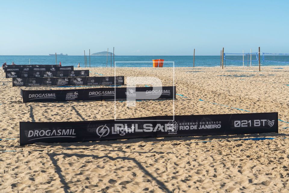 Propagandas em faixas demarcando as quadras do Circuito Estadual de Beach Tennis na praia de Copacabana