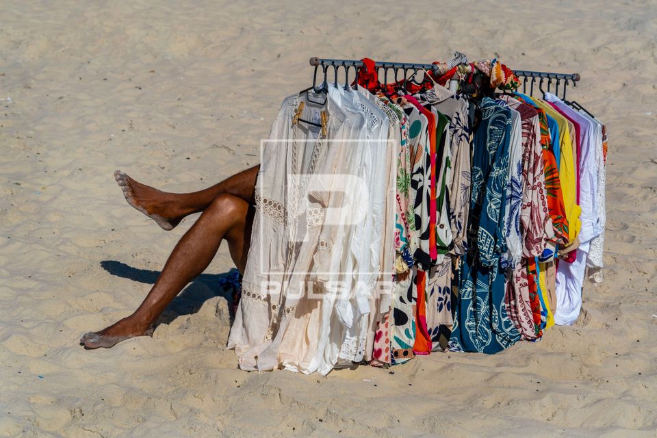 Vendedor ambulante de vestidos na praia de Copacabana