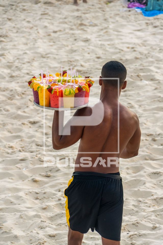 Comércio ambulante de caipirinha e outros drinks na praia do Arpoador