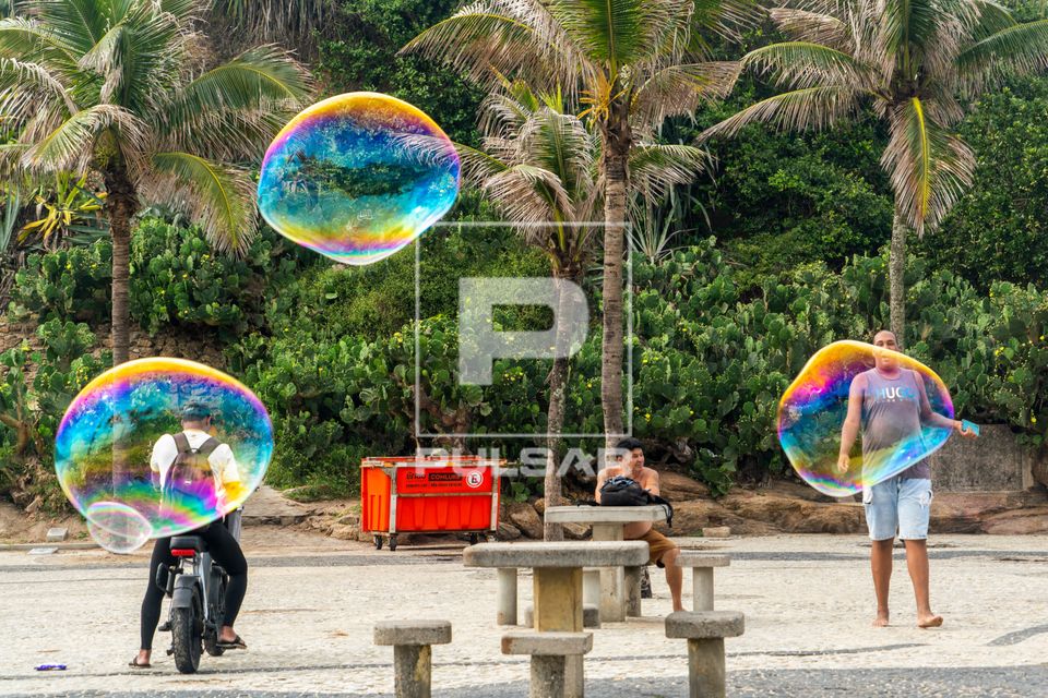 Bolhas de sabão em dia de lazer no Arpoador