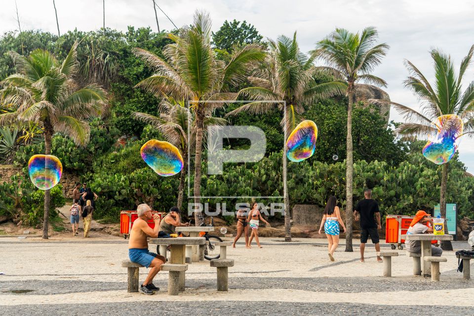 Bolhas de sabão em dia de lazer no Arpoador