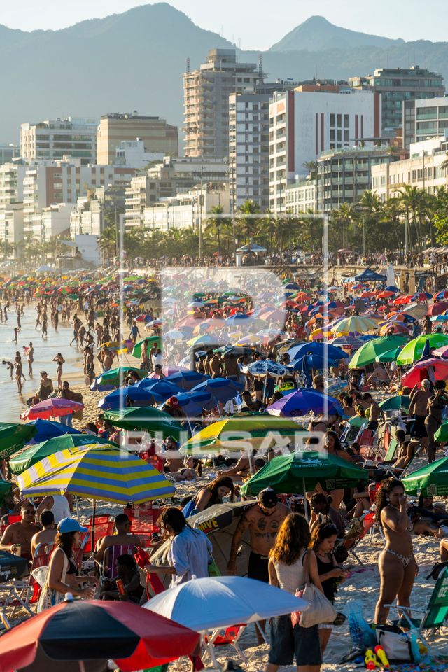 Banhistas na Praia do Arpoador