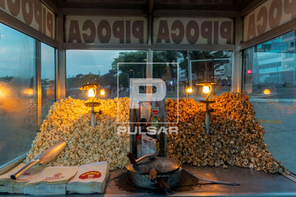 Vendedor ambulante de pipoca no Posto 6 - Praia de Copacabana