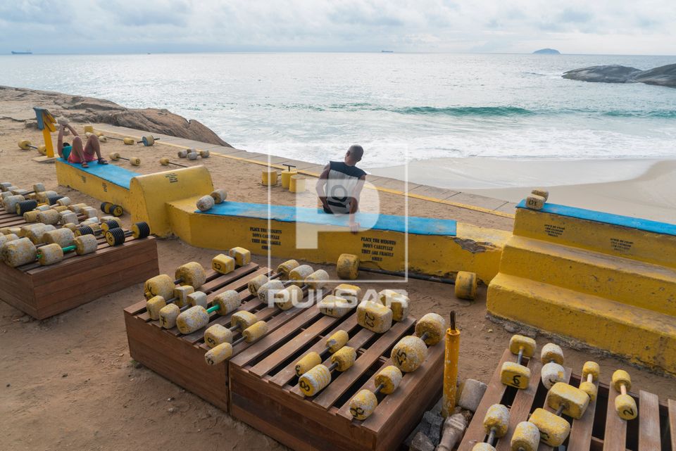 Academia ao ar livre com pesos confeccionados com material reciclado - praia do Arpoador
