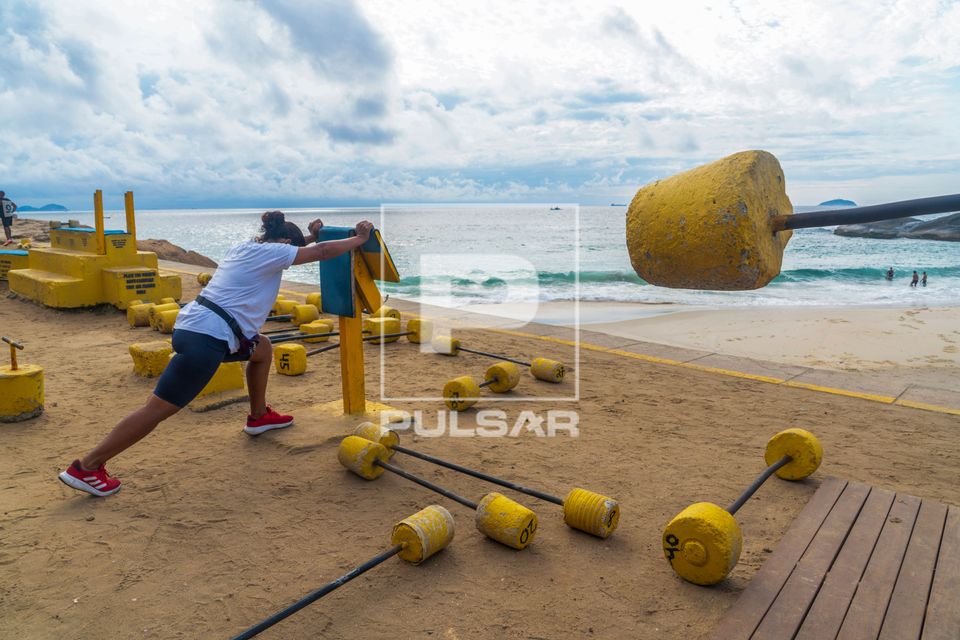 Academia ao ar livre com pesos confeccionados com material reciclado - praia do Arpoador