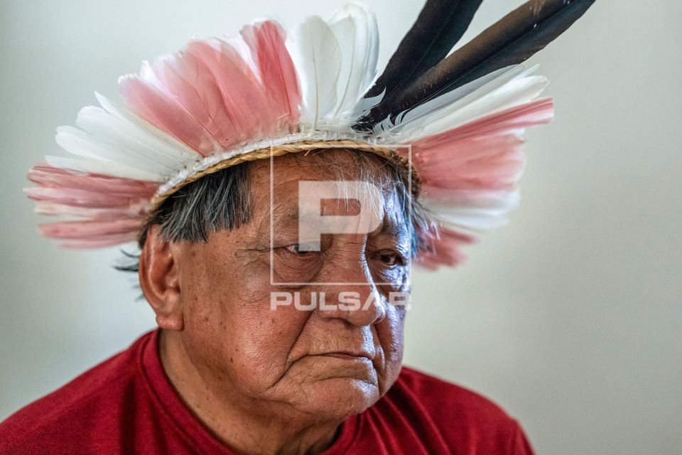 Liderança indígena da etnia Kuikuro em exame médico - Aldeia Ipatsé - Parque Indígena do Xingu