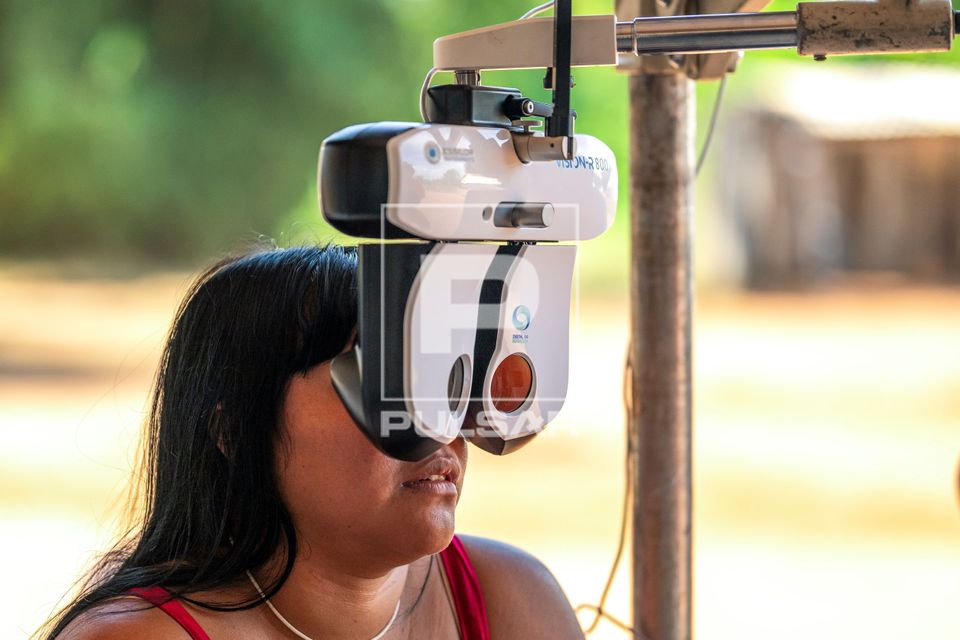 Exame oftalmológico em indígena da Aldeia Ipatsé da Etnia Kuikuro - Parque Indígena do Xingu
