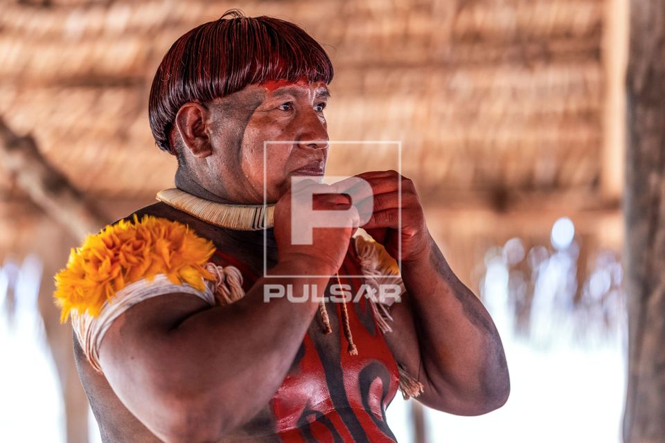 Indígena da etnia Kuikuro se prepara para a dança Tawarawanã - aldeia Ipatsé - Parque Indígena do Xingu