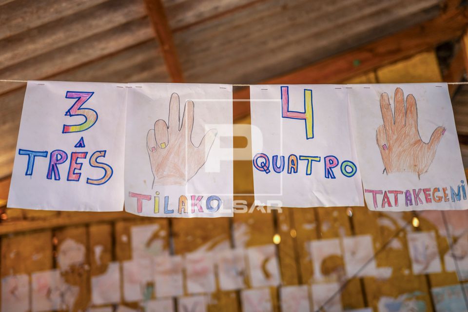 Aula de alfabetização para Aldeia Ipatsé da etnia Kuikuro - Escola Indígena Estadual Karib - Parque Indíg