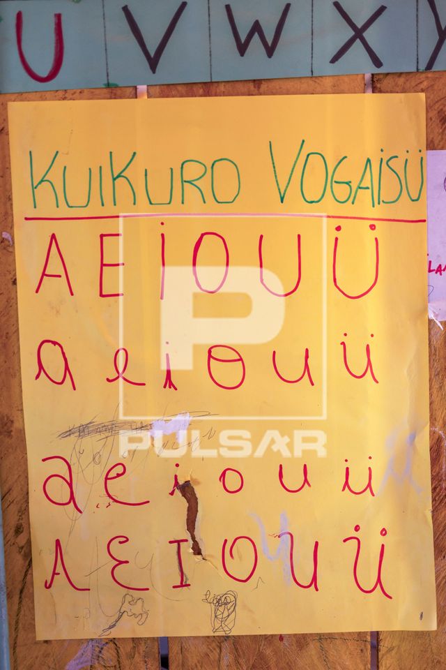 Aula de vogais para Aldeia Ipatsé da etnia Kuikuro - Escola Indígena Estadual Karib - Parque Indígena do Xi