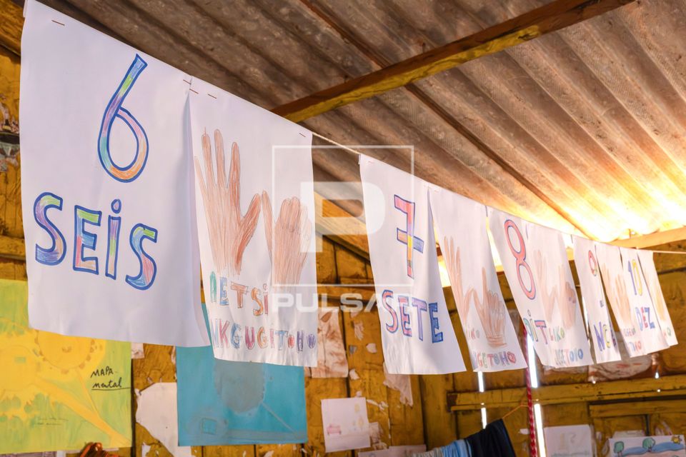 Aula de alfabetização para Aldeia Ipatsé da etnia Kuikuro - Escola Indígena Estadual Karib - Parque Indíg