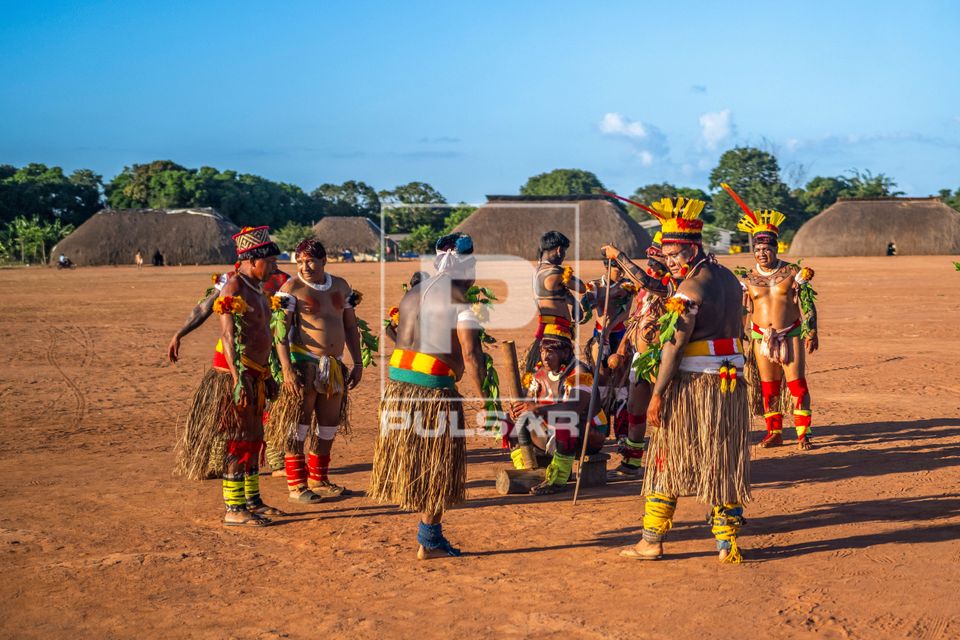 Indígenas da etnia Kuikuro durante dança Tawarawanã - aldeia Ipatsé - Parque Indígena do Xingu