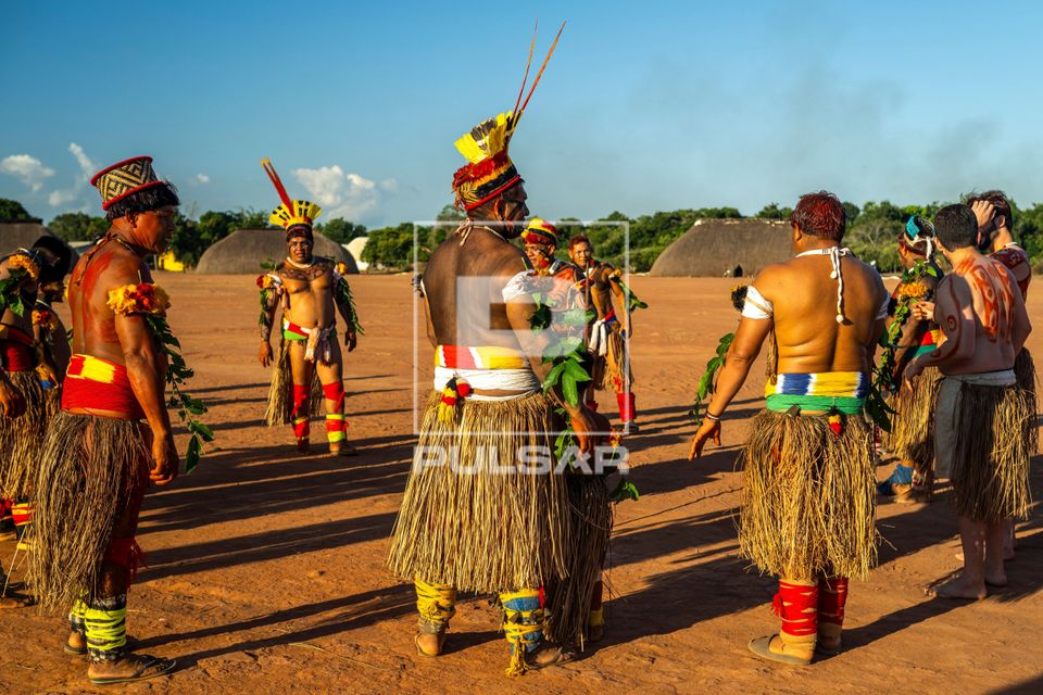 Indígenas da etnia Kuikuro durante dança Tawarawanã - aldeia Ipatsé - Parque Indígena do Xingu
