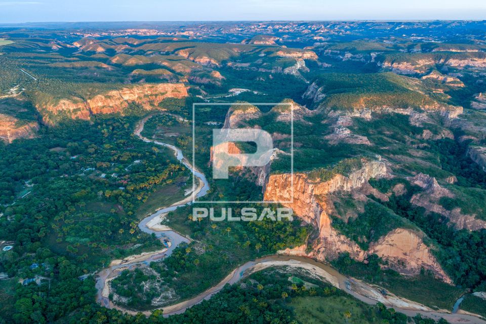 Vista de drone do curso do Rio Pardo entre escarpas de arenito - Vão do Buraquinho