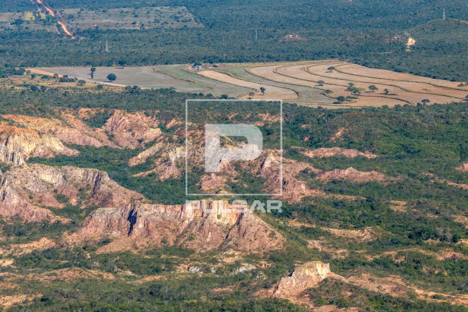 Afloramentos rochosos e escarpas em arenito no Vão do Buraquinho e desmatamento para pastagem e plantio de gr