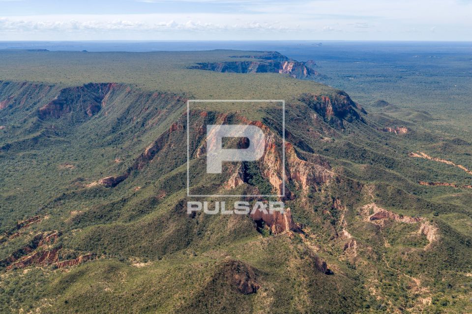 Vista de drone de escarpas e chapada no Parque Estadual da Serra das Araras