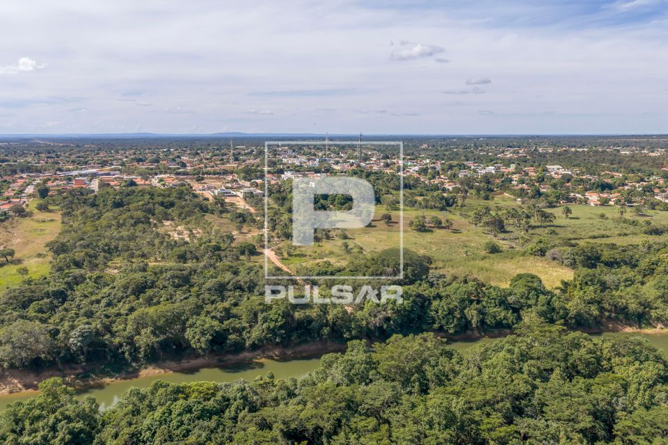 Vista de drone do Rio Urucuia no primeiro plano e cidade ao fundo - Circuito Turístico Urucuia Grande Sertão