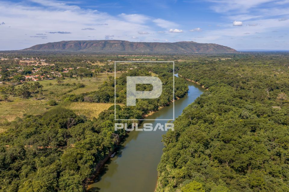 Vista de drone do Rio Urucuia - cidade à esquerda - Circuito Turístico Urucuia Grande Sertão