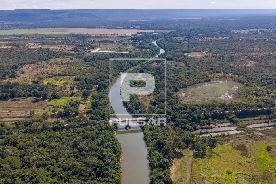 Vista de drone do Rio Urucuia com ponte da rodovia MG-202 - Circuito Turístico Urucuia Grande Sertão