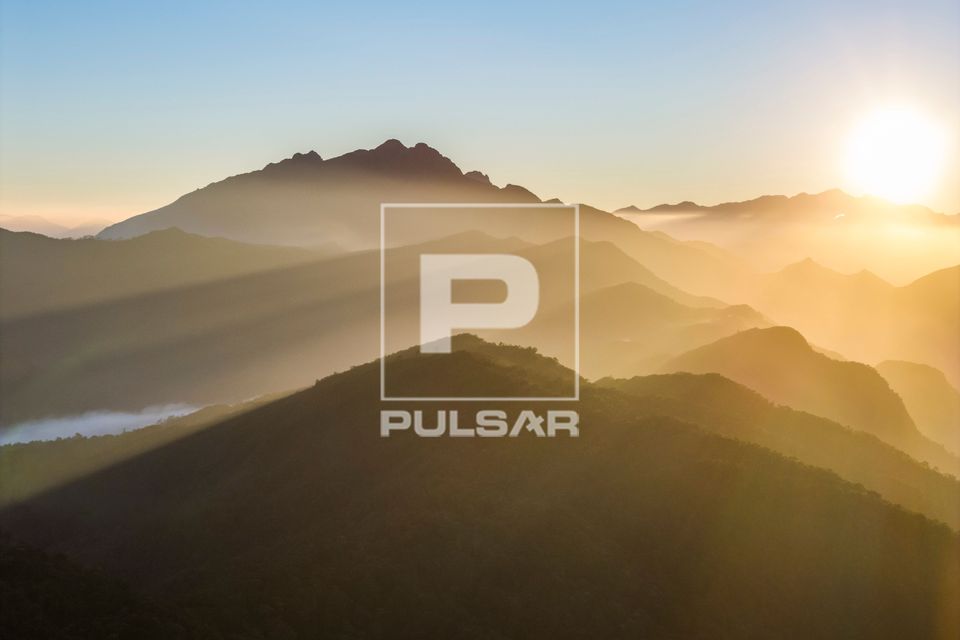 Vista de drone do Pico dos Marins ao amanhecer inserido na APA Área de Proteção Ambiental da Serra da Manti