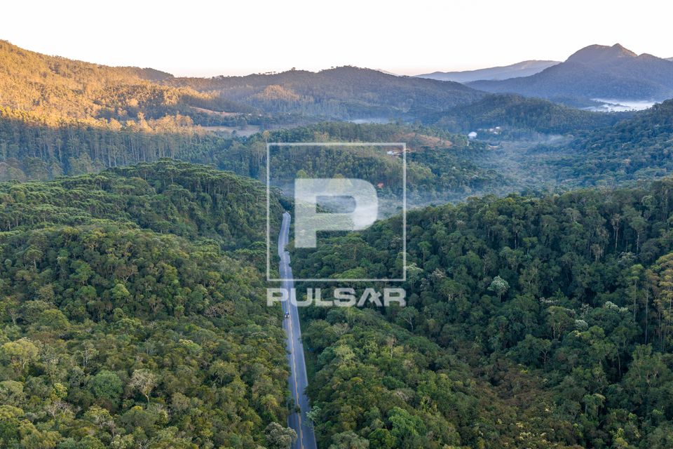Rodovia BR-459 atravessando APA da Serra da Mantiqueira - no primeiro plano São Paulo e Minas Gerais ao fundo